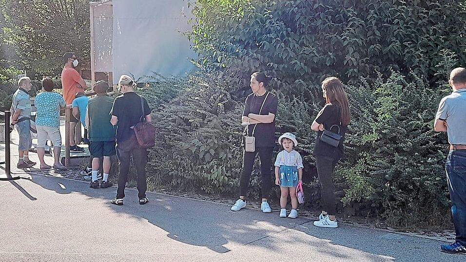 Reger Andrang herrschte am Dienstagmorgen vor der Teststation des Rehazentrums Uschi Martin am Bgm.-Seidl-Platz.