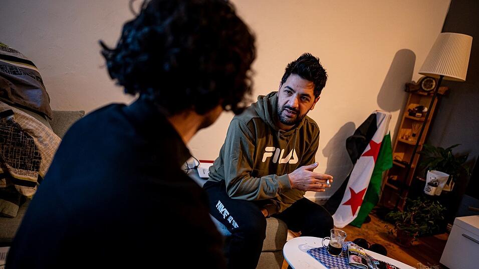 Mohammed al-Zoubi ist vor sieben Monaten Deutscher geworden. Der Altenpfleger aus Syrien freut sich, erstmals an einer Bundestagswahl teilzunehmen. Er bittet den SPD-Direktkandidaten für Berlin-Neukölln, Hakan Demir, in seine Wohnung, um mit ihm über Politik zu diskutieren.
