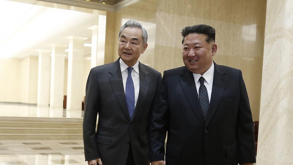 Chinas Außenminister Wang Yi (l) ist erstmals seit sechs Jahren nach Nordkorea reist - und traf dort auf Machthaber Kim Jong Un. Chinas Außenminister Wang Yi (l) ist erstmals seit sechs Jahren nach Nordkorea reist - und traf dort auf Machthaber Kim Jong Un.