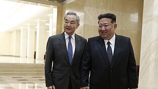 Chinas Außenminister Wang Yi (l) ist erstmals seit sechs Jahren nach Nordkorea reist - und traf dort auf Machthaber Kim Jong Un. Chinas Außenminister Wang Yi (l) ist erstmals seit sechs Jahren nach Nordkorea reist - und traf dort auf Machthaber Kim Jong Un.