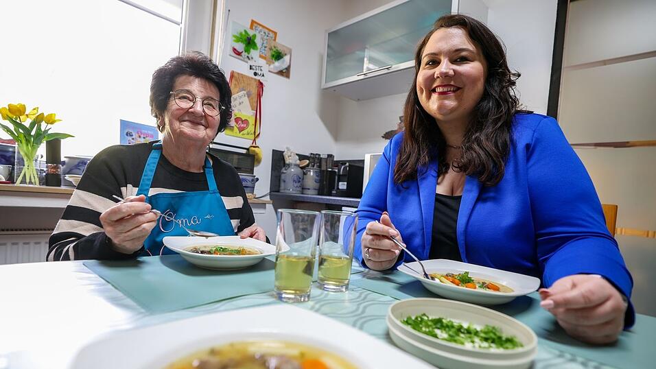 Oma Annemarie und ihre Enkelin Vanessa genie&szlig;en die gemeinsame Zeit, die sie durch das Video-Projekt miteinander verbringen.