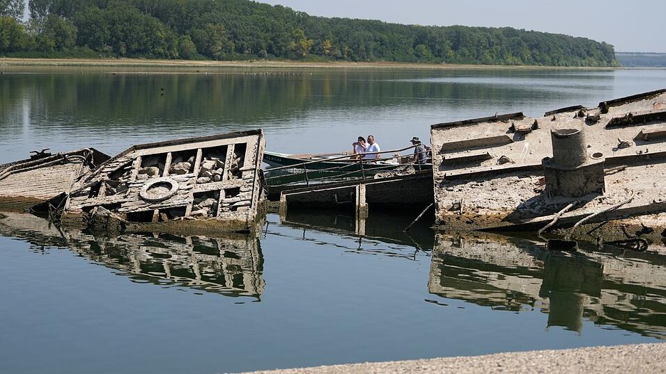Die Niedrigwasser führende Donau legt in Serbien die Wracks von Kriegsschiffen der Nazi-Marine frei. Die Niedrigwasser führende Donau legt in Serbien die Wracks von Kriegsschiffen der Nazi-Marine frei.