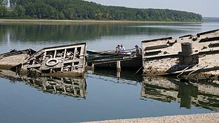 Die Niedrigwasser f&uuml;hrende Donau legt in Serbien die Wracks von Kriegsschiffen der Nazi-Marine frei.