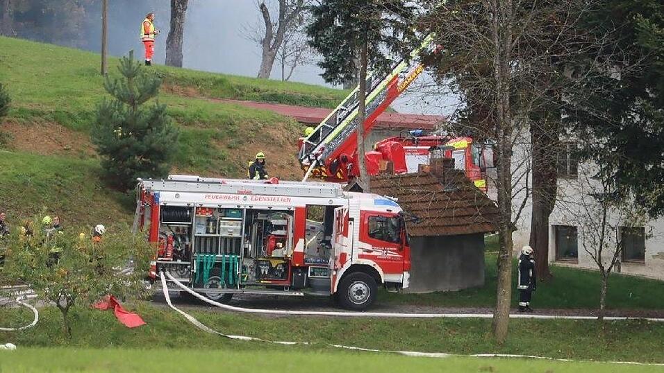 Die Feuerwehr konnte ein Übergreifen des Brandes auf den umliegenden Wald verhindern.