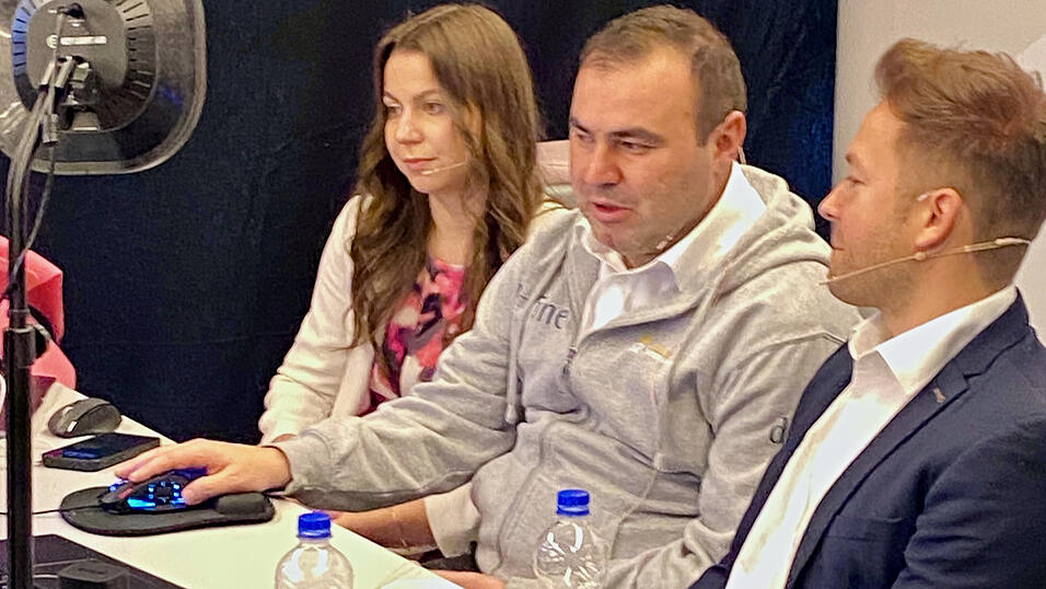 Shakhriyar Mamedyarov, Nummer 13 der Welt, analysiert hier nach Partieende sein Spiel mit den Moderatoren Angelika&nbsp;Valkova und Ilja Zaragatski, einem deutschen Gro&szlig;meister.