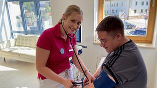 Victoria Steger absolviert berufsbegleitend den Bachelor-Studiengang „Physician Assistance“ (PA). Als PA kann sie einige Tätigkeiten eines Arztes - wie die Anamnese - übernehmen und ihn so entlasten.