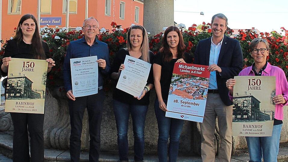 Sechs Personen, drei Plakate - und es könnten noch mehr sein: Museumsleiterin Anja Hobmaier, Ralf und Julia Hofmann von HBH Holzbau, Kulturamtsmitarbeiterin Miriam Leeb, Bürgermeister Matthias Kohlmayer und Kulturreferentin Heike Aichner stellten das Programm für den verkaufsoffenen Sonntag vor.