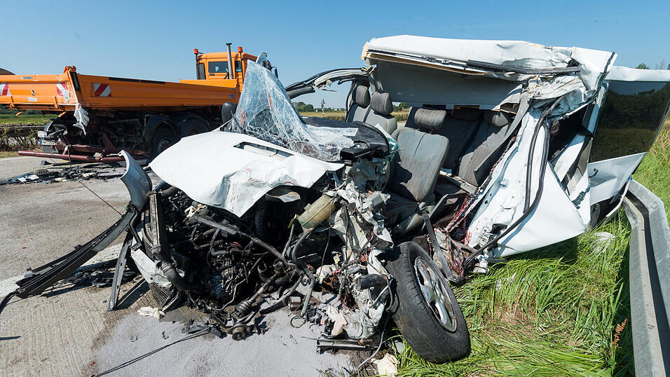 Zwei Menschen - darunter ein 15-jähriges Mädchen - mussten diesen Unfall auf der A3 bei Deggendorf mit ihrem Leben bezahlen. (Foto: Armin Weigel/dpa) Zwei Menschen - darunter ein 15-jähriges Mädchen - mussten diesen Unfall auf der A3 bei Deggendorf mit ihrem Leben bezahlen. (Foto: Armin Weigel/dpa)