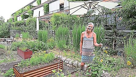 Bewohnerin Heidi Rauch im Gemeinschaftsgarten vor dem StadtNatur-Haus in Alt-Riem Bewohnerin Heidi Rauch im Gemeinschaftsgarten vor dem StadtNatur-Haus in Alt-Riem