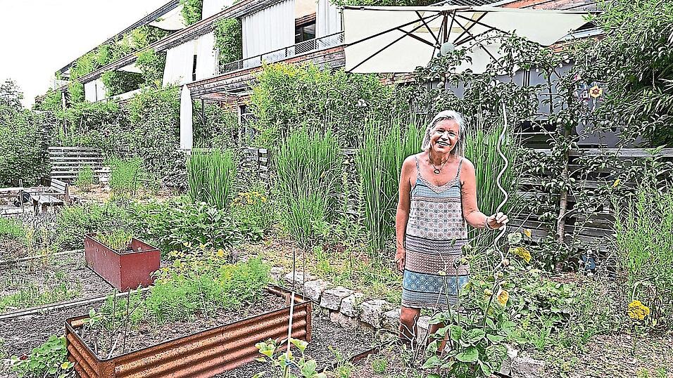 Bewohnerin Heidi Rauch im Gemeinschaftsgarten vor dem StadtNatur-Haus in Alt-Riem