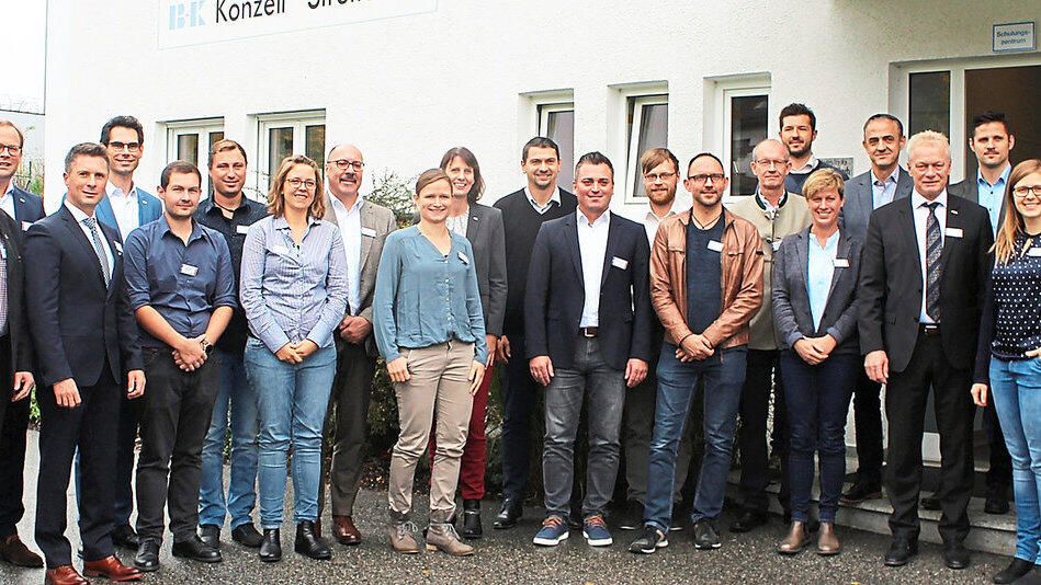 Landrat Josef Laumer (Zweiter von rechts) und Bundestagsabgeordneter Alois Rainer (Achter von rechts) mit Vertretern der Firma Eon Energie und der Unternehmen, die sich zum Energieeffizienz-Netzwerk zusammengeschlossen haben sowie Mitgliedern der Forschungsgesellschaft f&uuml;r Energiewirtschaft.