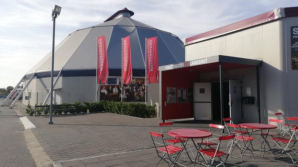 Im Landshuter Theaterzelt an der Niedermayerstra&szlig;e 101 gibt es diese kulinarischen K&ouml;stlichkeiten an den Sonntagen vor einer Premiere mit einem Sahneh&auml;ubchen: mit einer Einf&uuml;hrung in die neue Oper, das kommende Musical oder Theaterst&uuml;ck.