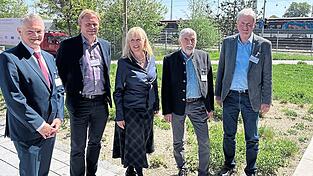 Franz Herrler, Prof. Dr. Martin Wiesmeier, Dr. Juliane Thimet, Josef Jahner und Dr. Klaus Wiesinger (v.l.) diskutierten über Trinkwasserschutz. Franz Herrler, Prof. Dr. Martin Wiesmeier, Dr. Juliane Thimet, Josef Jahner und Dr. Klaus Wiesinger (v.l.) diskutierten über Trinkwasserschutz.