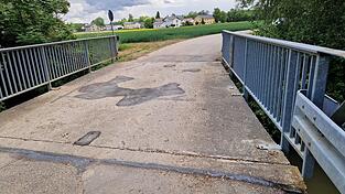 Nur noch für Fußgänger und Radfahrer soll die Brücke bis auf Weiteres passierbar sein. Nur noch für Fußgänger und Radfahrer soll die Brücke bis auf Weiteres passierbar sein.