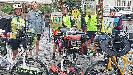 Auch beim Halt der Mut-Tour am Stadtplatz ging es (v. l.) Anne Rieß, Henny Friedrichs, Christian Borghoff, Manuela Meier, Thorsten Müller und Ivonne Macha darum, für das Thema Depression zu sensibilisieren.