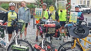 Auch beim Halt der Mut-Tour am Stadtplatz ging es (v. l.) Anne Rieß, Henny Friedrichs, Christian Borghoff, Manuela Meier, Thorsten Müller und Ivonne Macha darum, für das Thema Depression zu sensibilisieren.