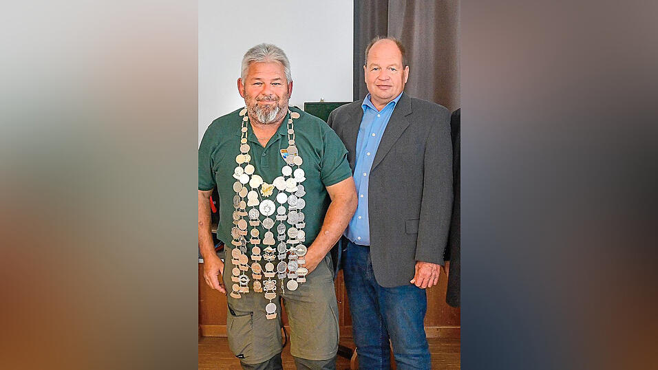 Fischereiverbands-Präsident Michael Kreiner (r.) zeichnete auch den neuen Fischerkönig Reinhold Kurzböck aus. Fischereiverbands-Präsident Michael Kreiner (r.) zeichnete auch den neuen Fischerkönig Reinhold Kurzböck aus.