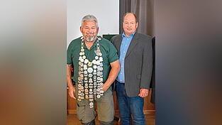 Fischereiverbands-Präsident Michael Kreiner (r.) zeichnete auch den neuen Fischerkönig Reinhold Kurzböck aus.