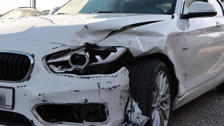 Beide Fahrer wurden verletzt, die Autos stark beschädigt. Beide Fahrer wurden verletzt, die Autos stark beschädigt.