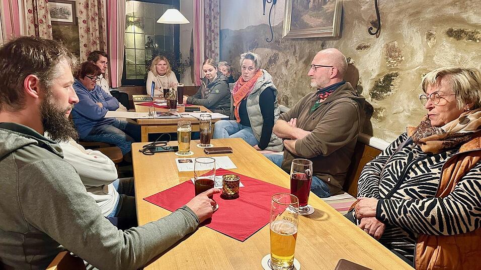 Bei der Mitgliederversammlung am Montagabend im Nebenzimmer des Gasthauses „Stangerl“ informierte Organisationsleiterin Stephanie Schächtl (Dritte von rechts) über das heuer geplante Programm und präsentierte zugleich die Bilanz des vergangenen Jahres. Bei der Mitgliederversammlung am Montagabend im Nebenzimmer des Gasthauses „Stangerl“ informierte Organisationsleiterin Stephanie Schächtl (Dritte von rechts) über das heuer geplante Programm und präsentierte zugleich die Bilanz des vergangenen Jahres.