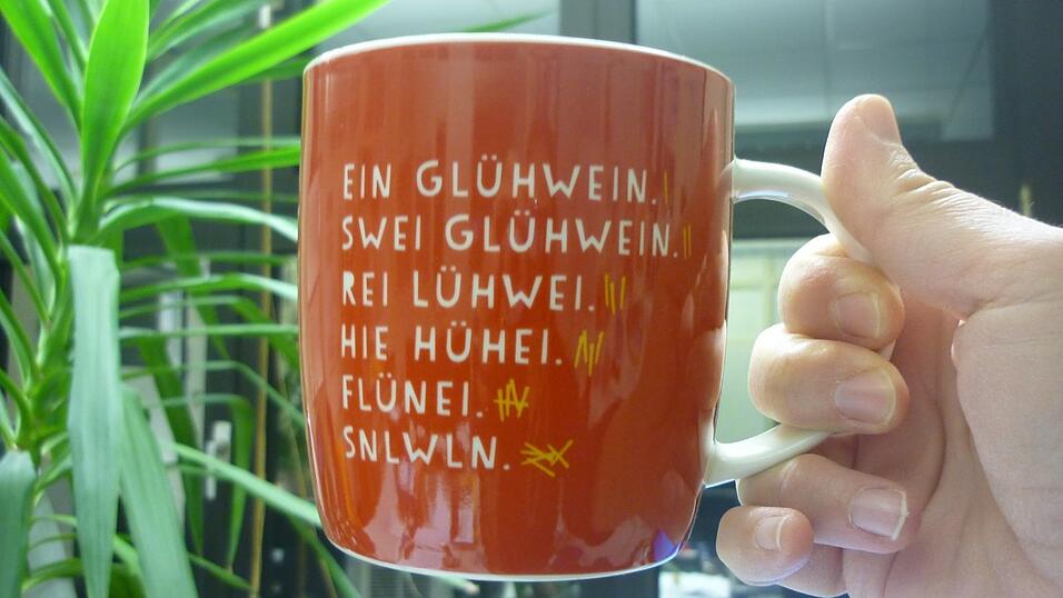Tee oder Kaffee? Manche bevorzugen auch Glühwein. Tee oder Kaffee? Manche bevorzugen auch Glühwein.
