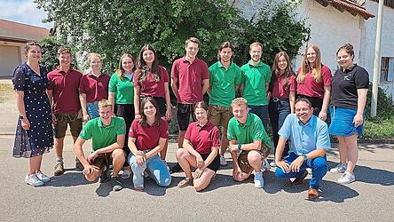 Die neue Führung der KLJB Hofkirchen mit den Vorsitzenden Thomas und Kathi Frömmel (5. und 6. von links) sowie den Ehrengästen: KLJB-Kreisvorsitzende Laura Bugl (links), BDKJ-Vorsitzende Karolina Zellmeier (rechts) und KJR-Vorsitzender Robert Dollmann (rechts vorn)