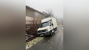 Weil sich der Kleintransporter der mutmaßlichen Diebe festgefahren hat, konnte die Polizei die Diebstahlserie aufklären. Weil sich der Kleintransporter der mutmaßlichen Diebe festgefahren hat, konnte die Polizei die Diebstahlserie aufklären.