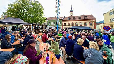 Auch wenn es auf dem Stadtplatz sehr windig war, fanden sich dennoch viele zu den Auftritten der Musikgruppen ein.