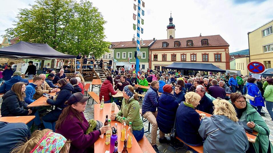 Auch wenn es auf dem Stadtplatz sehr windig war, fanden sich dennoch viele zu den Auftritten der Musikgruppen ein. Auch wenn es auf dem Stadtplatz sehr windig war, fanden sich dennoch viele zu den Auftritten der Musikgruppen ein.