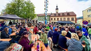 Auch wenn es auf dem Stadtplatz sehr windig war, fanden sich dennoch viele zu den Auftritten der Musikgruppen ein.