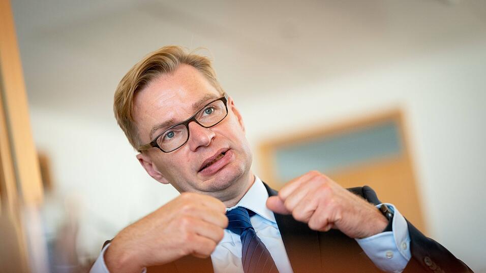 Reiner Holznagel, Präsident des Bundes der Steuerzahler, befürchtet, dass 'das Sondervermögen zum staatlichen Selbstbedienungsladen wird'.. Reiner Holznagel, Präsident des Bundes der Steuerzahler, befürchtet, dass 'das Sondervermögen zum staatlichen Selbstbedienungsladen wird'..