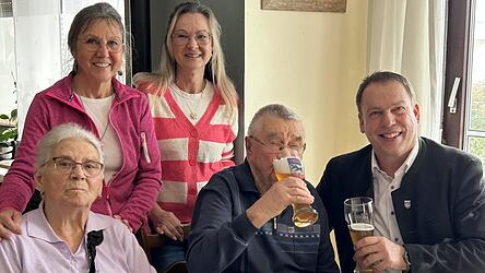 Mit einem Wei&szlig;bier st&ouml;&szlig;t B&uuml;rgermeister Siegfried Lobmeier mit Jubilar Adolf Lang auf dessen 90. Geburtstag an. Hochleben lassen ihn auch Ehefrau Katharina und die T&ouml;chter Claudia (l.) und Martina.