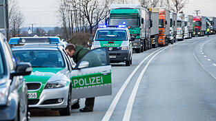 Ein tödlicher Unfall mit Fahrerflucht hat sich am Montagmorgen bei Pfarrkirchen ereignet. Ein tödlicher Unfall mit Fahrerflucht hat sich am Montagmorgen bei Pfarrkirchen ereignet.