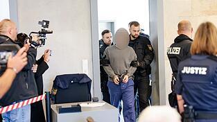 Polizeikräfte wollten eine Wohnung durchsuchen und die Anwesenden festnehmen. Zwei flüchteten in einem Auto. Polizeikräfte wollten eine Wohnung durchsuchen und die Anwesenden festnehmen. Zwei flüchteten in einem Auto.