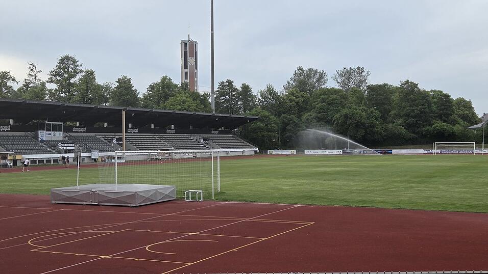 Im Ebm-Papst-Stadion finden ab kommender Saison wieder Fußballspiele auf Bayernliga-Niveau statt. Im Ebm-Papst-Stadion finden ab kommender Saison wieder Fußballspiele auf Bayernliga-Niveau statt.