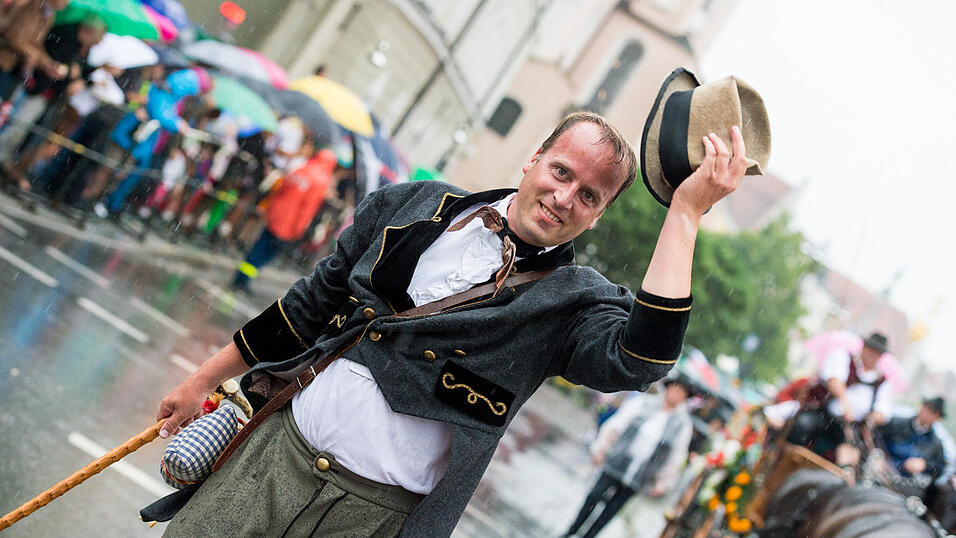 Alle Bilder dazu finden Sie hier.Foto: Mathias AdamBilder vom verregneten Volksfestauszug. Alle Bilder dazu finden Sie hier.Foto: Mathias AdamBilder vom verregneten Volksfestauszug.