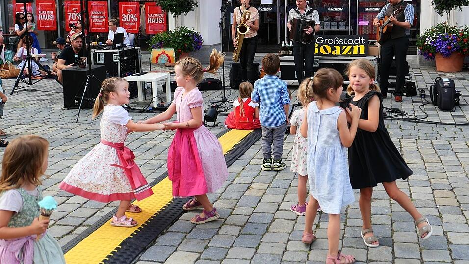 Jung und Alt waren gekommen, um am Vorabend des G&auml;ubodenvolksfests voller Vorfreude zusammen zu feiern.