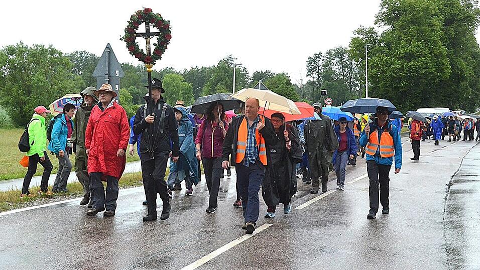 Pünktlich um 12.30 Uhr verließen die Pilger Sünching.
