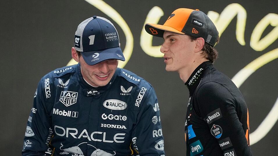 Wird für WM-Spitzenreiter Oscar Piastri (r) Titelverteidiger Max Verstappen noch zur Gefahr?