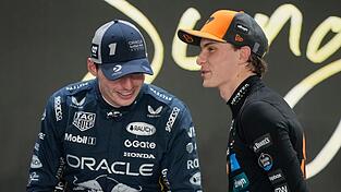 Wird für WM-Spitzenreiter Oscar Piastri (r) Titelverteidiger Max Verstappen noch zur Gefahr?