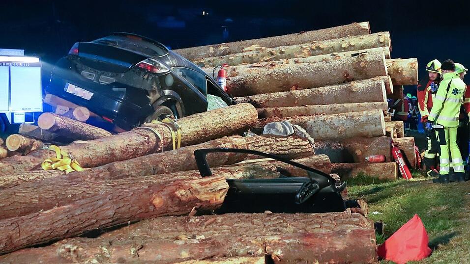 Das Auto fuhr am Freitagabend in einen Holzstapel. Das Auto fuhr am Freitagabend in einen Holzstapel.