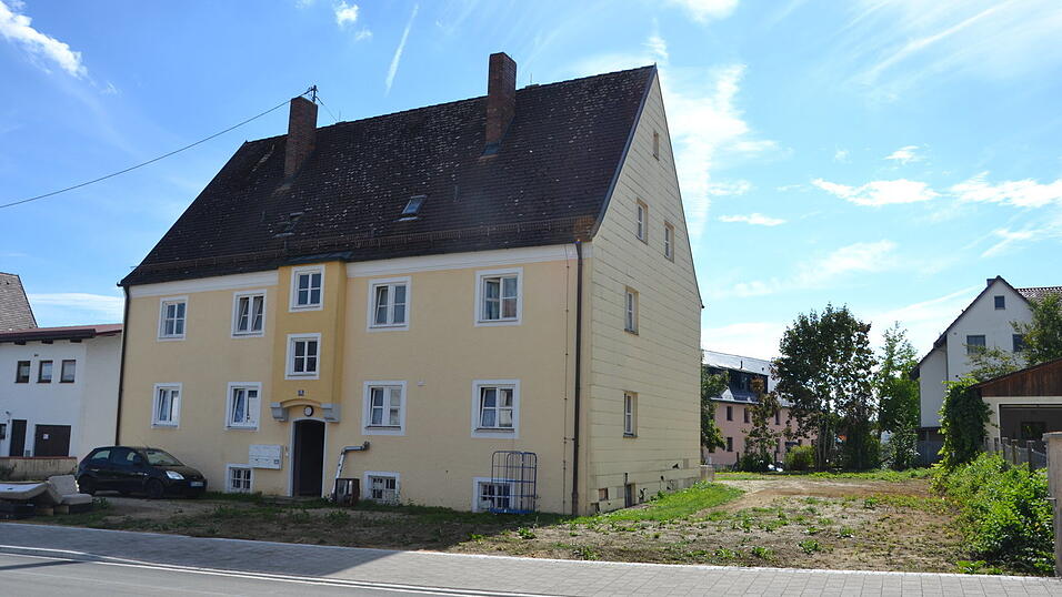 Nachbesserungsbedarf: ein Mehrfamilienhaus an dieser Stelle in der Ingolstädter Straße. Nachbesserungsbedarf: ein Mehrfamilienhaus an dieser Stelle in der Ingolstädter Straße.