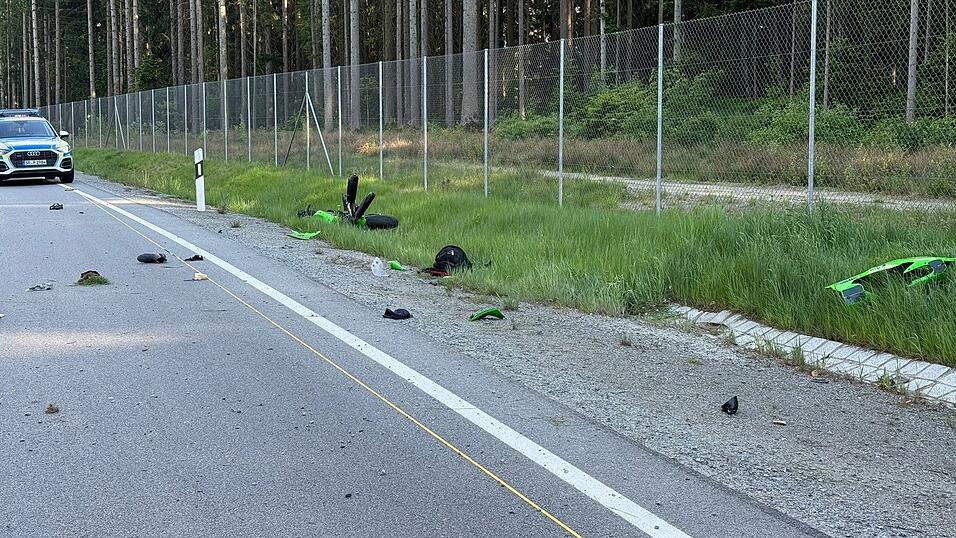 Der 66-Jährige war ins Bankett geraten und kollidierte mit einem Verkehrszeichen 