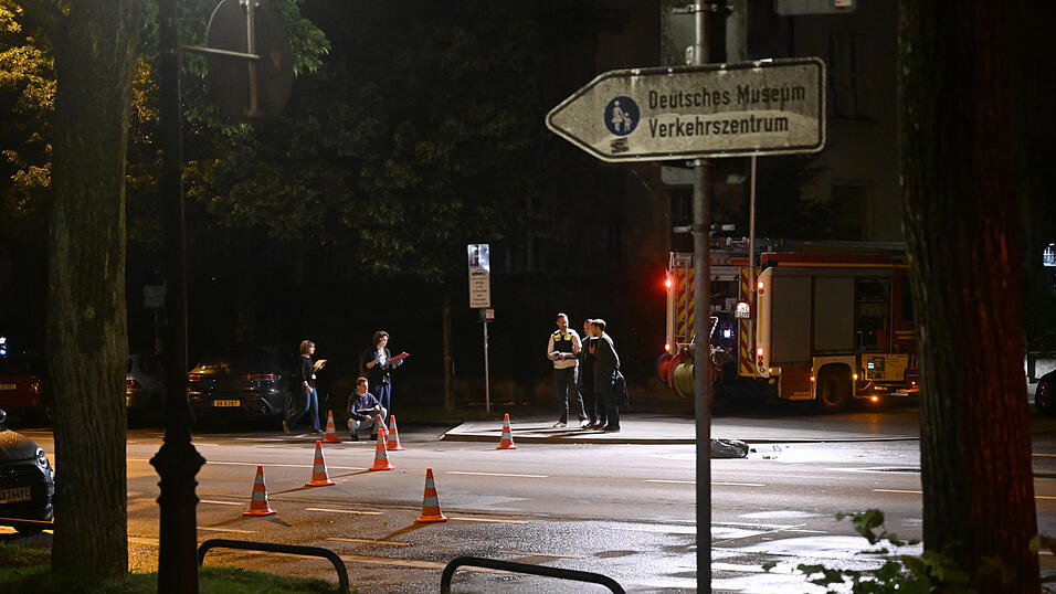 Nach Messerangriffen auf mehrere Menschen ist an der Theresienwiese in München eine Frau von der Polizei erschossen worden. Nach Messerangriffen auf mehrere Menschen ist an der Theresienwiese in München eine Frau von der Polizei erschossen worden.