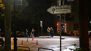 Nach Messerangriffen auf mehrere Menschen ist an der Theresienwiese in München eine Frau von der Polizei erschossen worden.