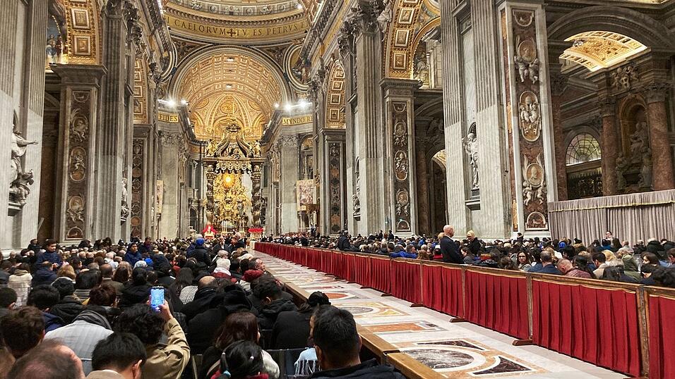 Auch im Petersdom fanden sich viele Gl&auml;ubige ein.