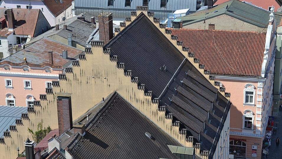 Klein wie eine Spielzeugstadt liegt der Stadtplatz von Straubing unter dem Turmbesteiger.