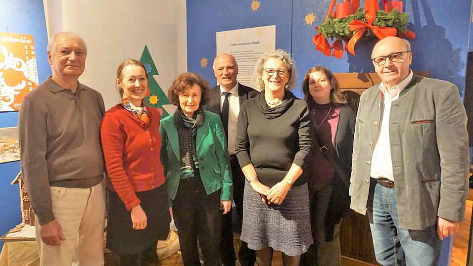 Das Museumsteam um stellvertretende Leiterin Erika Riedmeier-Fischer (3.v.r.9 mit Leihgeberin Dr. Esther Gajekt (2.v.l.) sowie Landrat Martin Neumeyer (rechts) und Bürgermeister Josef Reiser (Mitte).s Das Museumsteam um stellvertretende Leiterin Erika Riedmeier-Fischer (3.v.r.9 mit Leihgeberin Dr. Esther Gajekt (2.v.l.) sowie Landrat Martin Neumeyer (rechts) und Bürgermeister Josef Reiser (Mitte).s