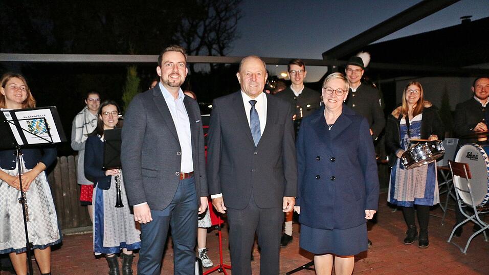 Mit einem Standkonzert von der Blaskapelle Hörgertshausen-Mauern überraschten Bürgermeisterin Raimunda Menzel und Vizebürgermeister Markus Riedl Altbürgermeister Paul Bauer.
