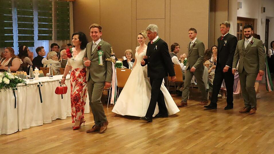 Standen vor 50 Jahren im Mittelpunkt: Wolfgang Ludwig und Heidi Huber (geb. Pongratz) zusammen mit Brautf&uuml;hrer Wilfried Oexler.